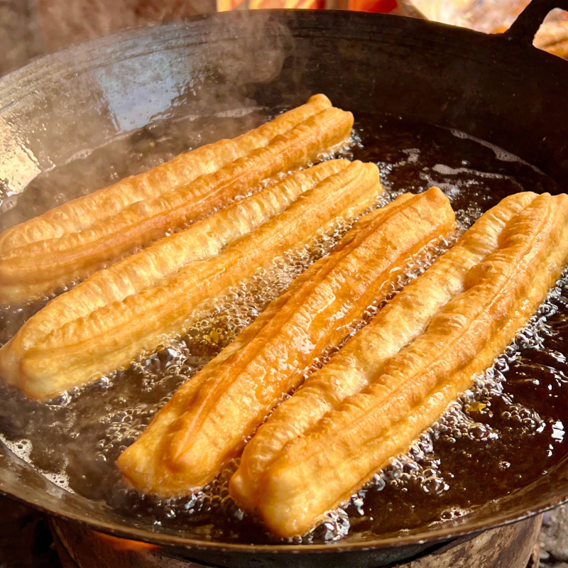 油条正在炸制中图片