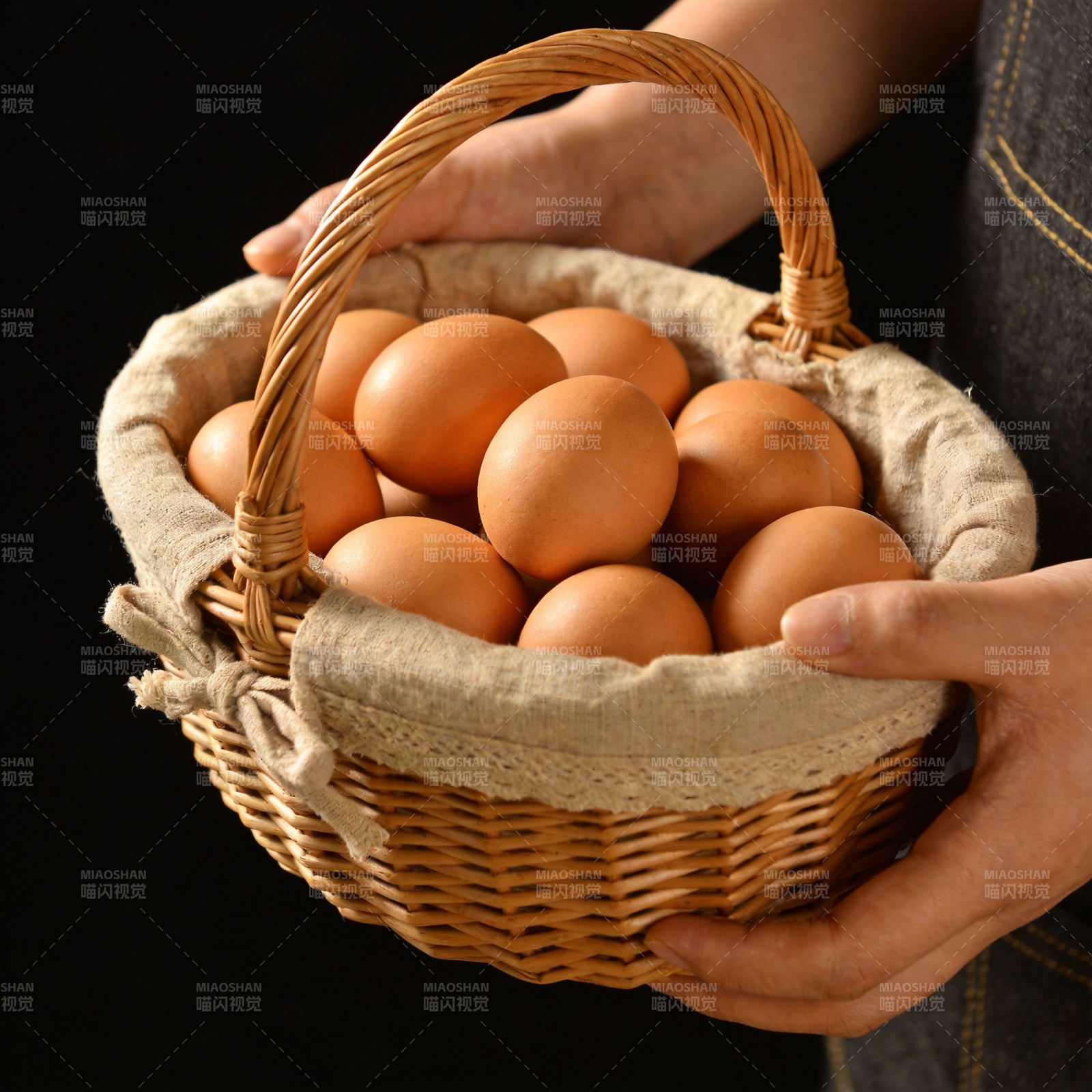 篮中鸡蛋图片