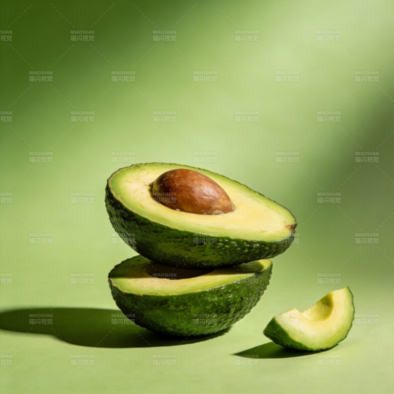 牛油果切半摆拍图片
