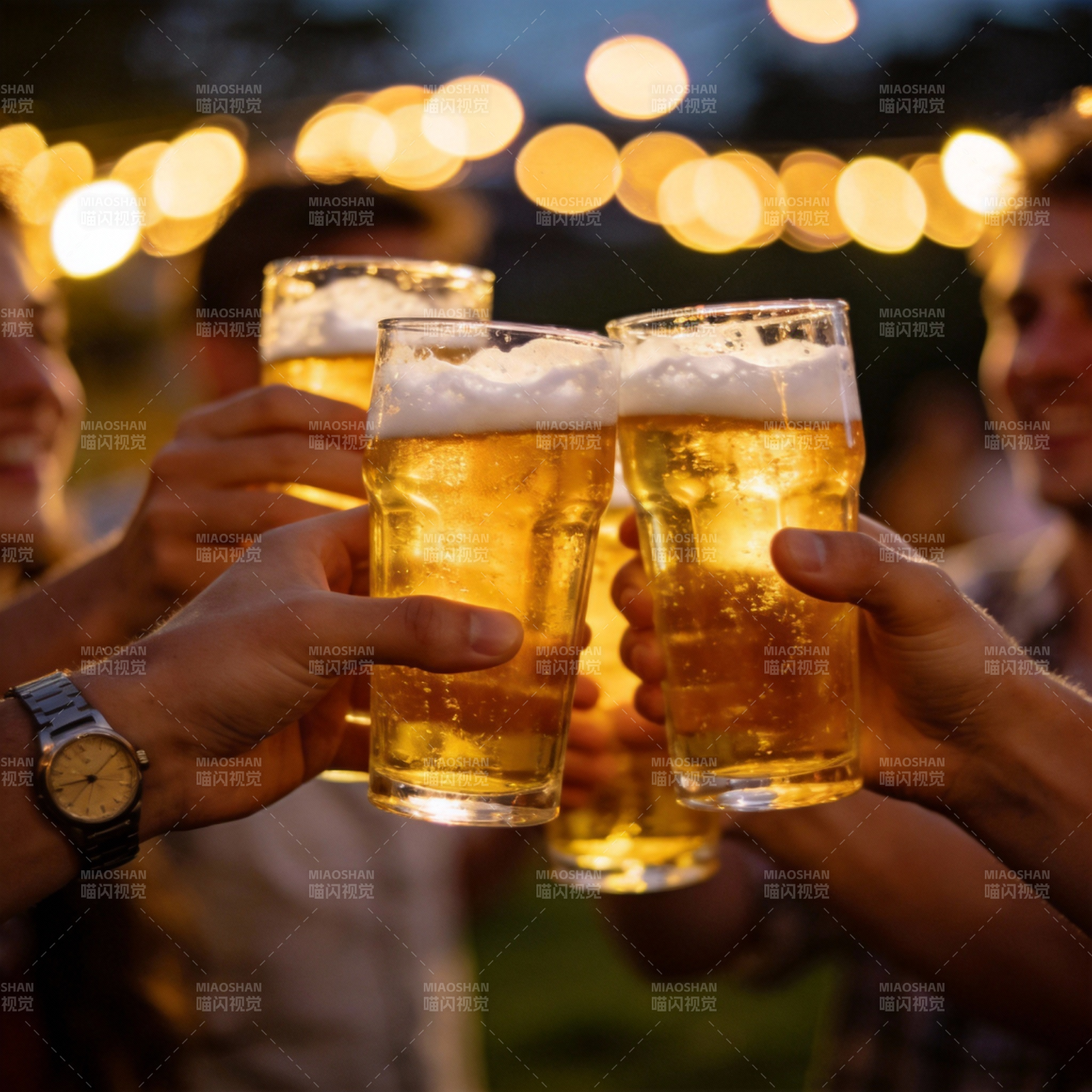 举杯共饮 欢聚时刻图片