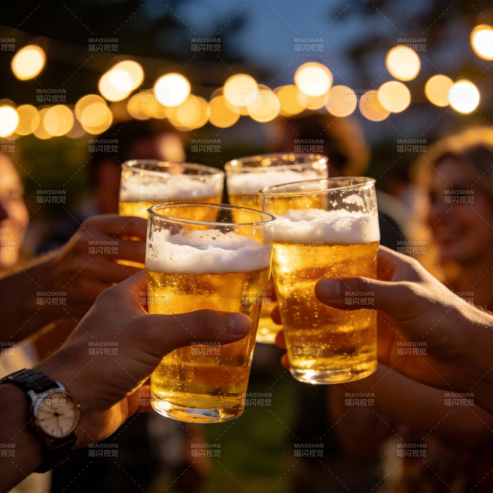 举杯共庆美好时光图片