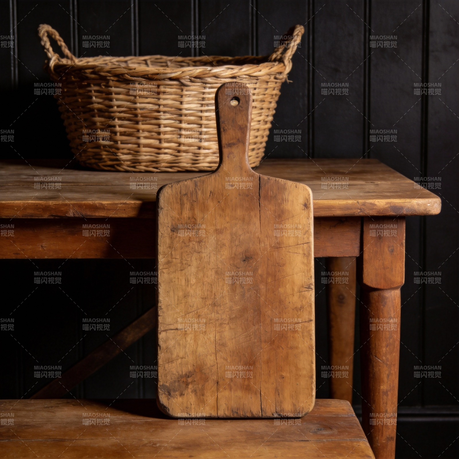 木桌上的老砧板图片