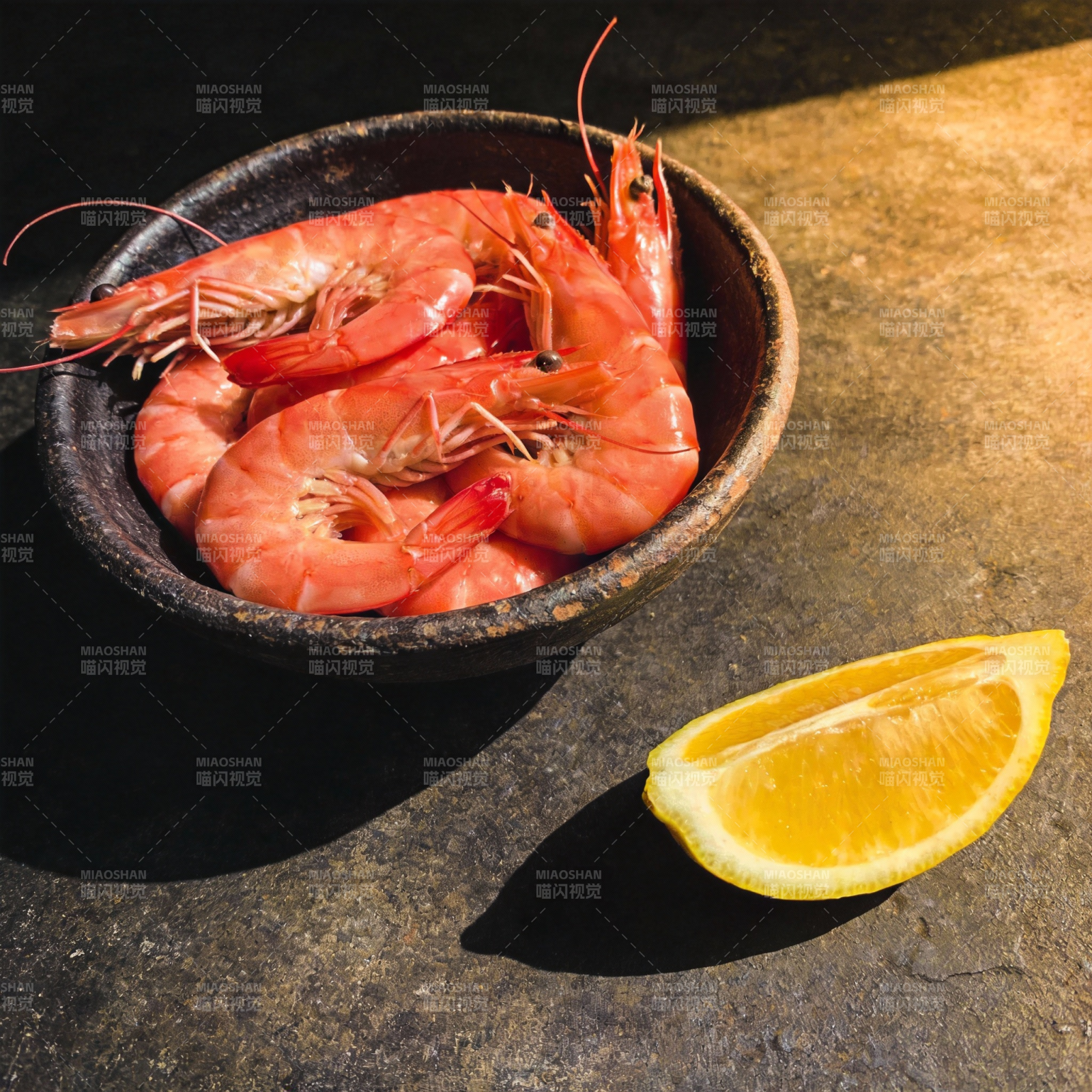 鲜虾配柠檬图片