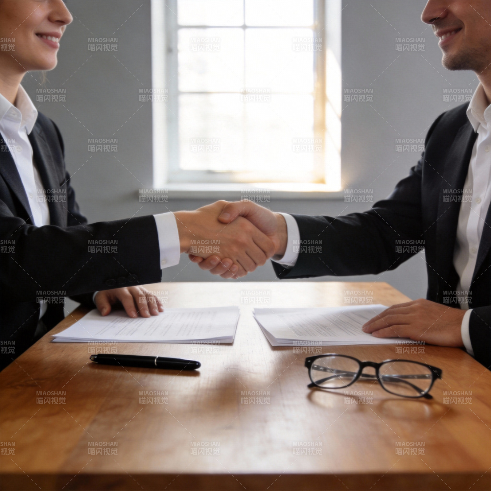 商务握手签约时刻图片