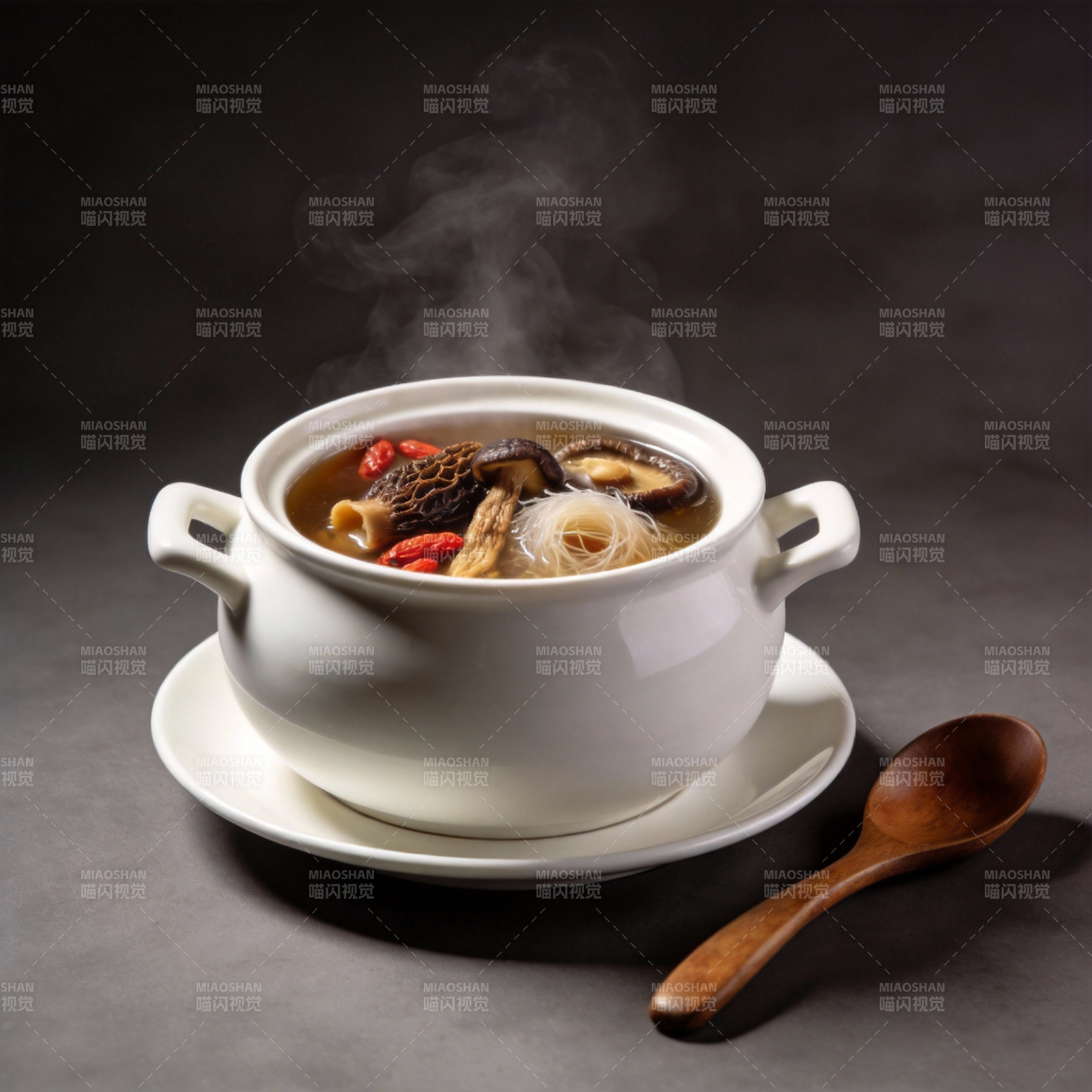 热气腾腾的菌菇汤图片