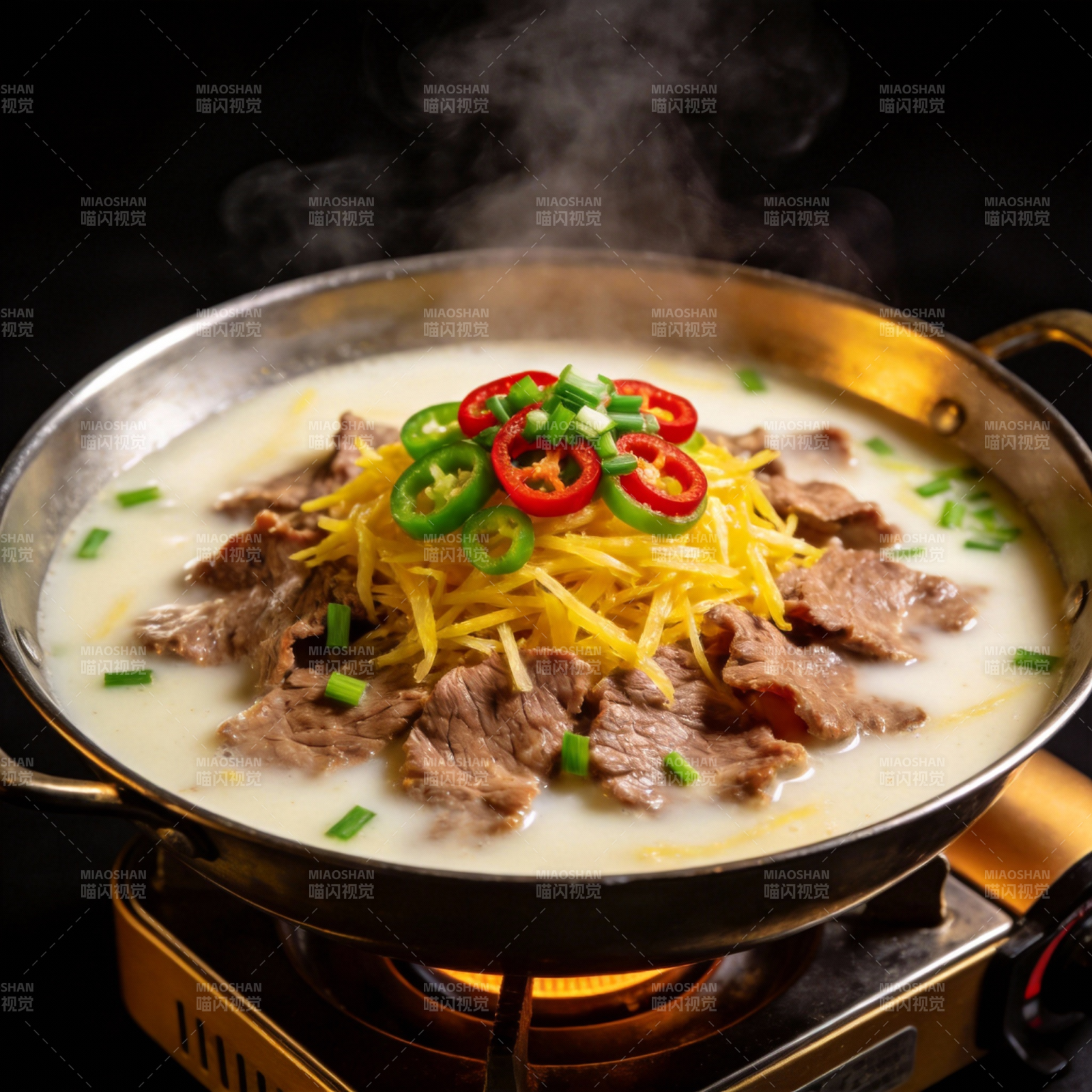 热气腾腾牛肉锅图片