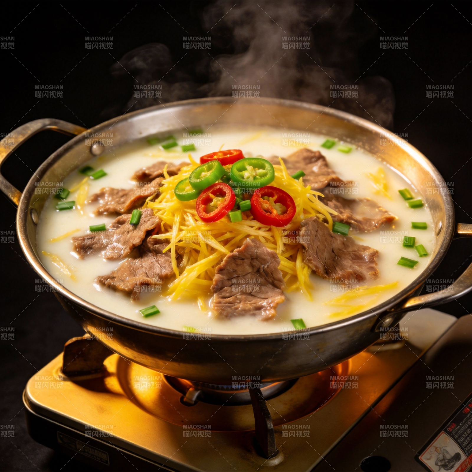 热气腾腾牛肉锅图片