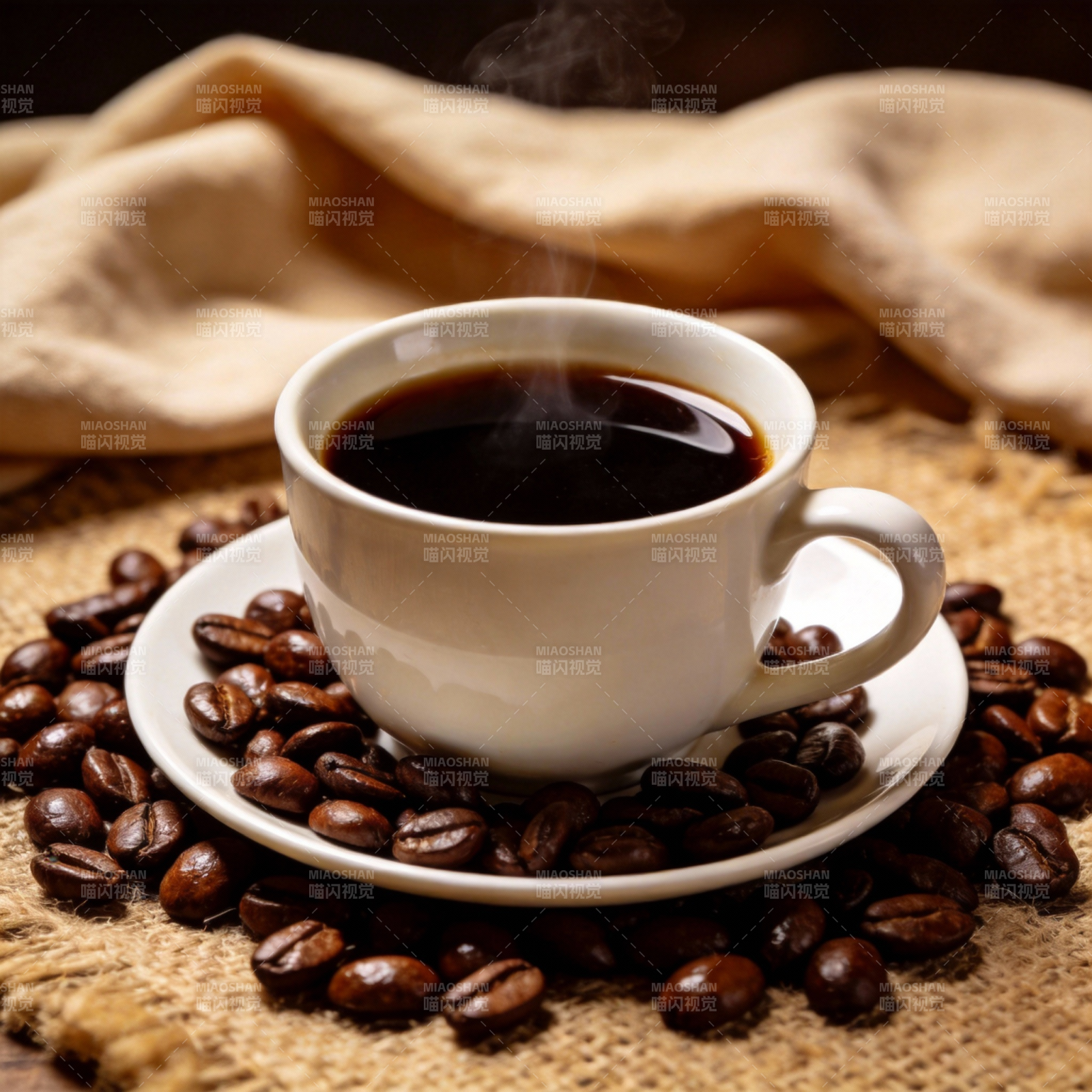 热咖啡与咖啡豆图片