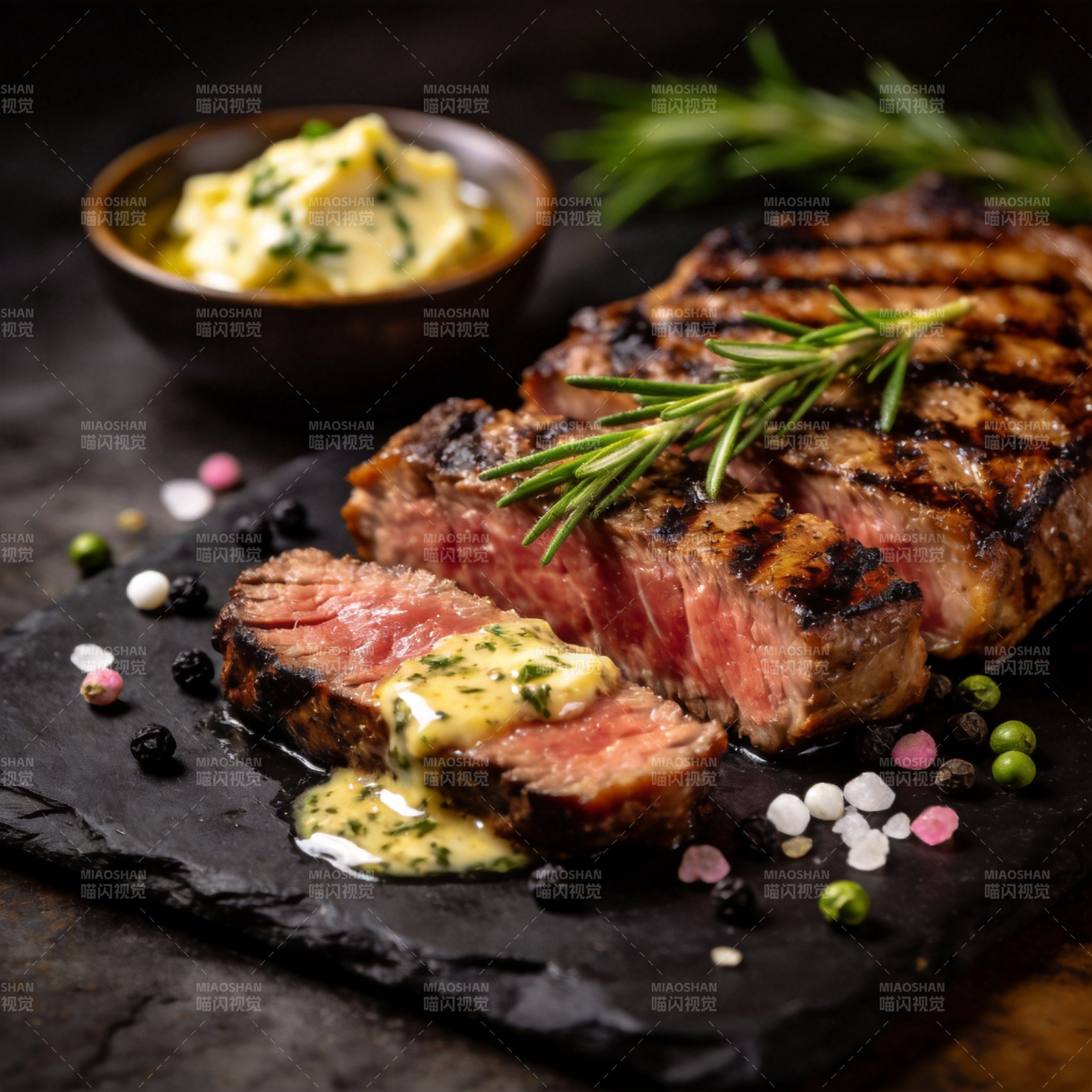 香煎牛排配迷迭香图片