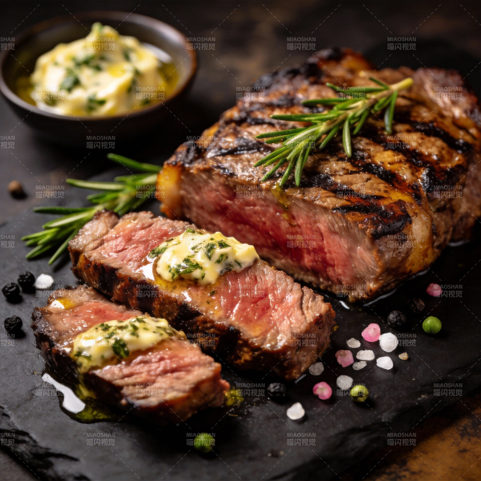 香煎牛排配迷迭香图片