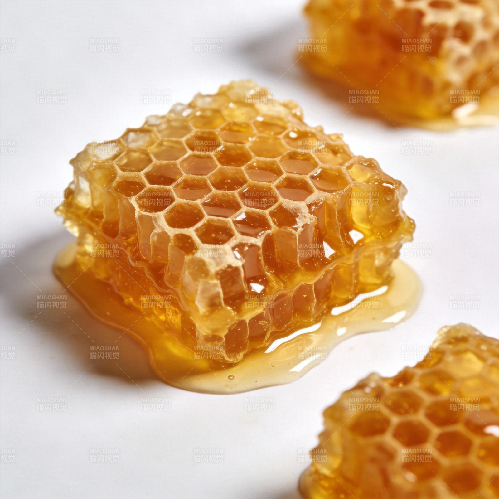 蜂巢蜜滴落特写图片