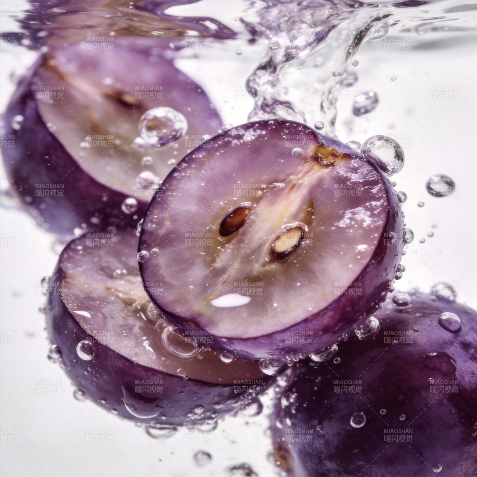 紫葡萄入水瞬间图片