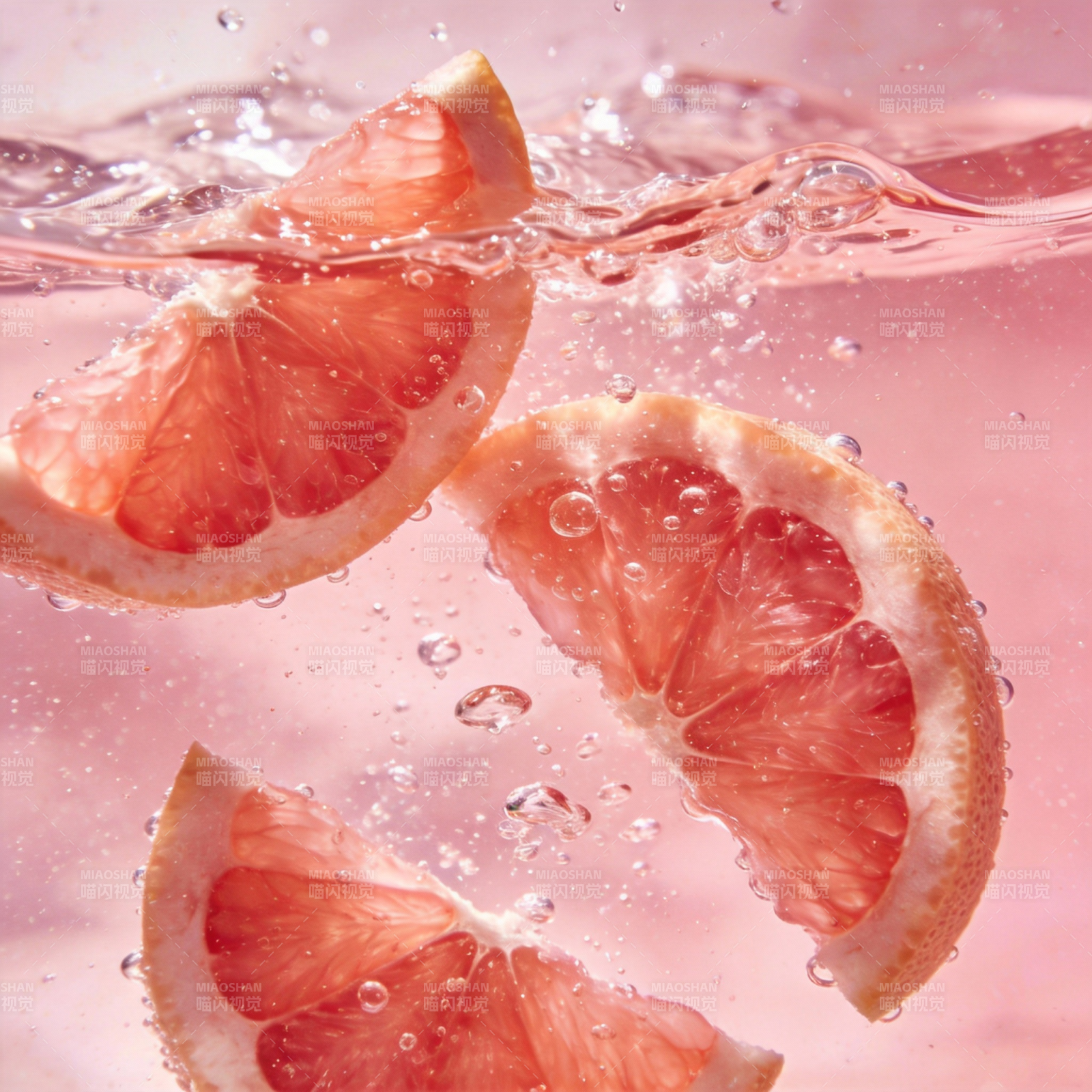 柚子水中漂浮图片