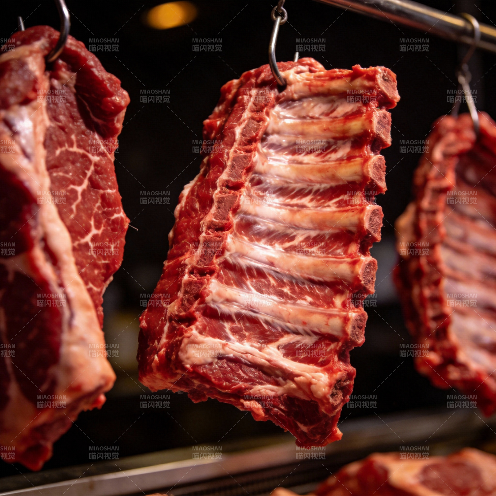 新鲜悬挂牛排图片