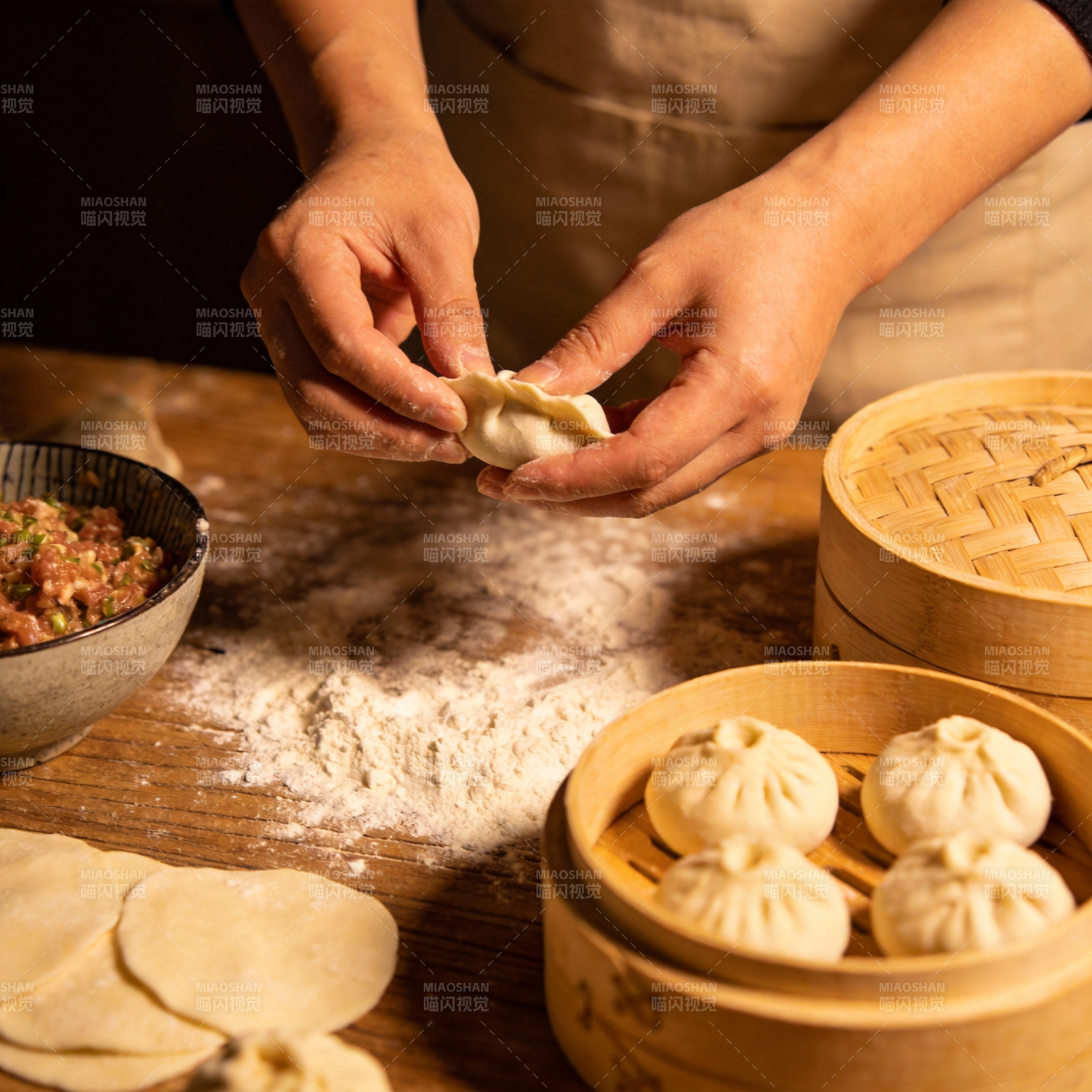 手工包制小笼包图片