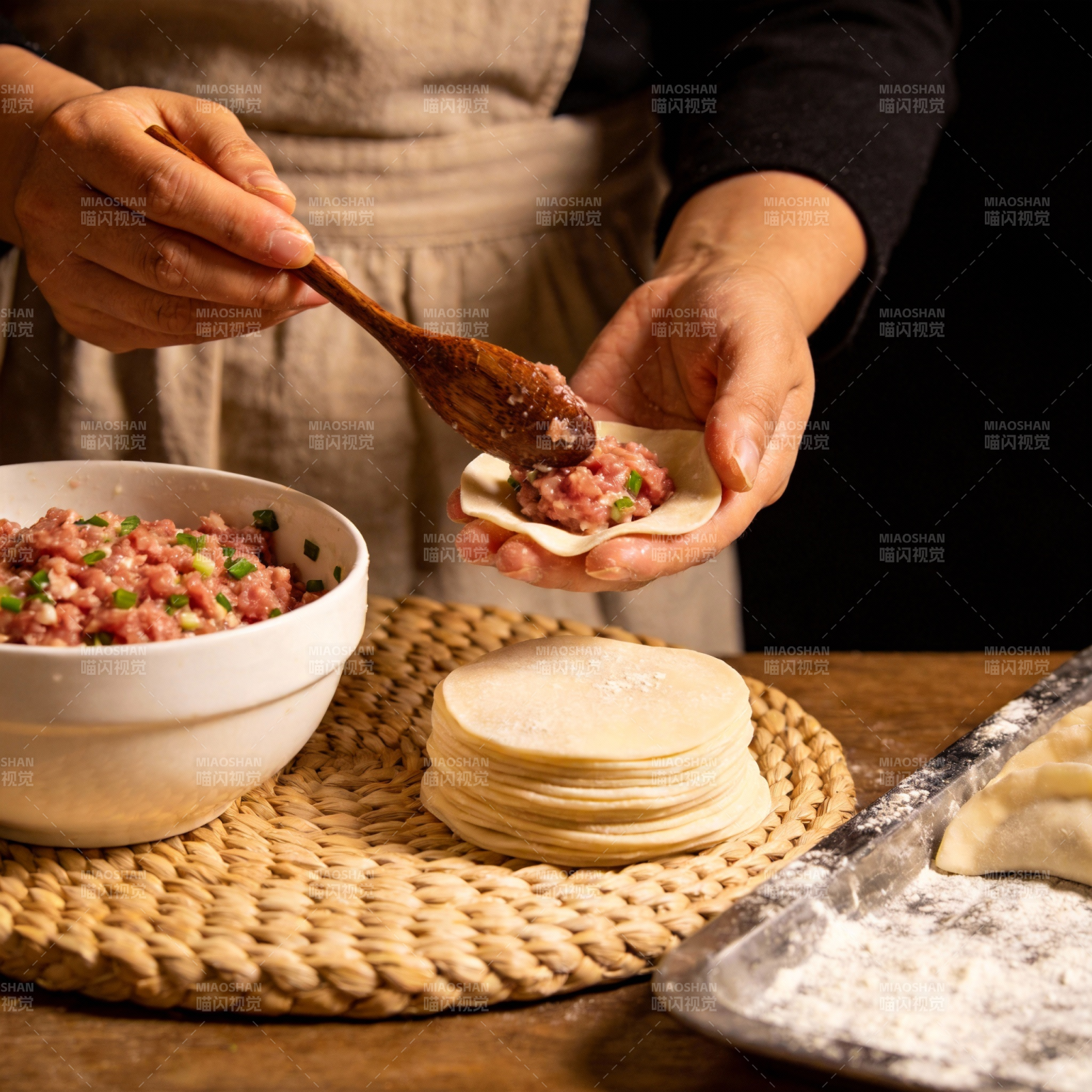 包饺子准备中图片