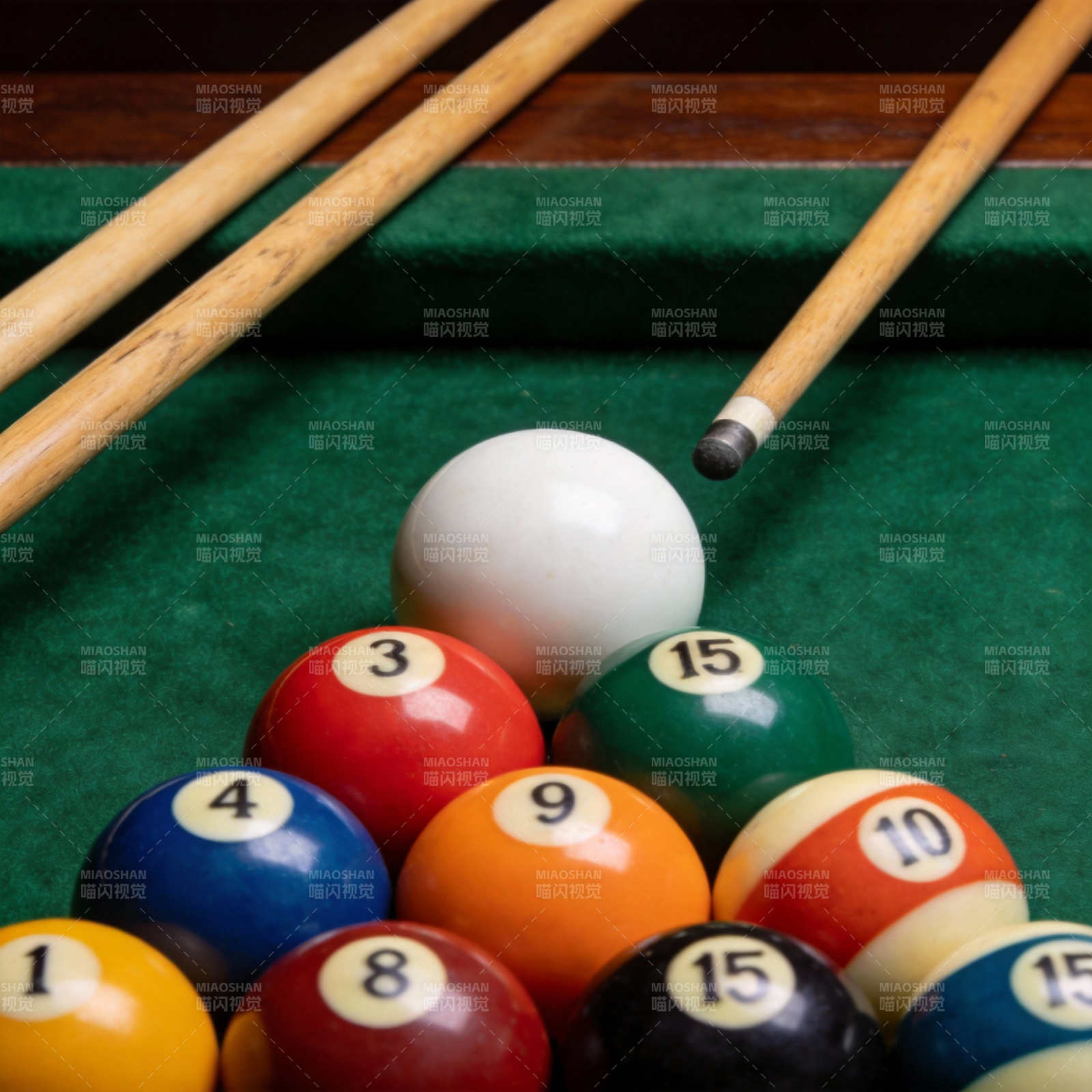 台球静待击打图片