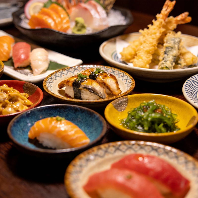 精致日式料理拼盘图片