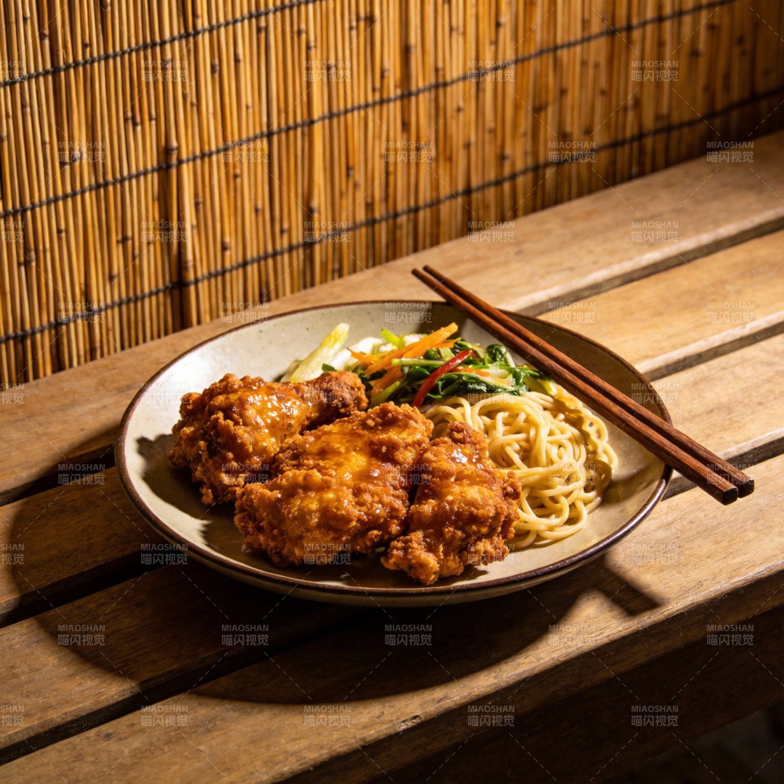 美味炸鸡配面图片