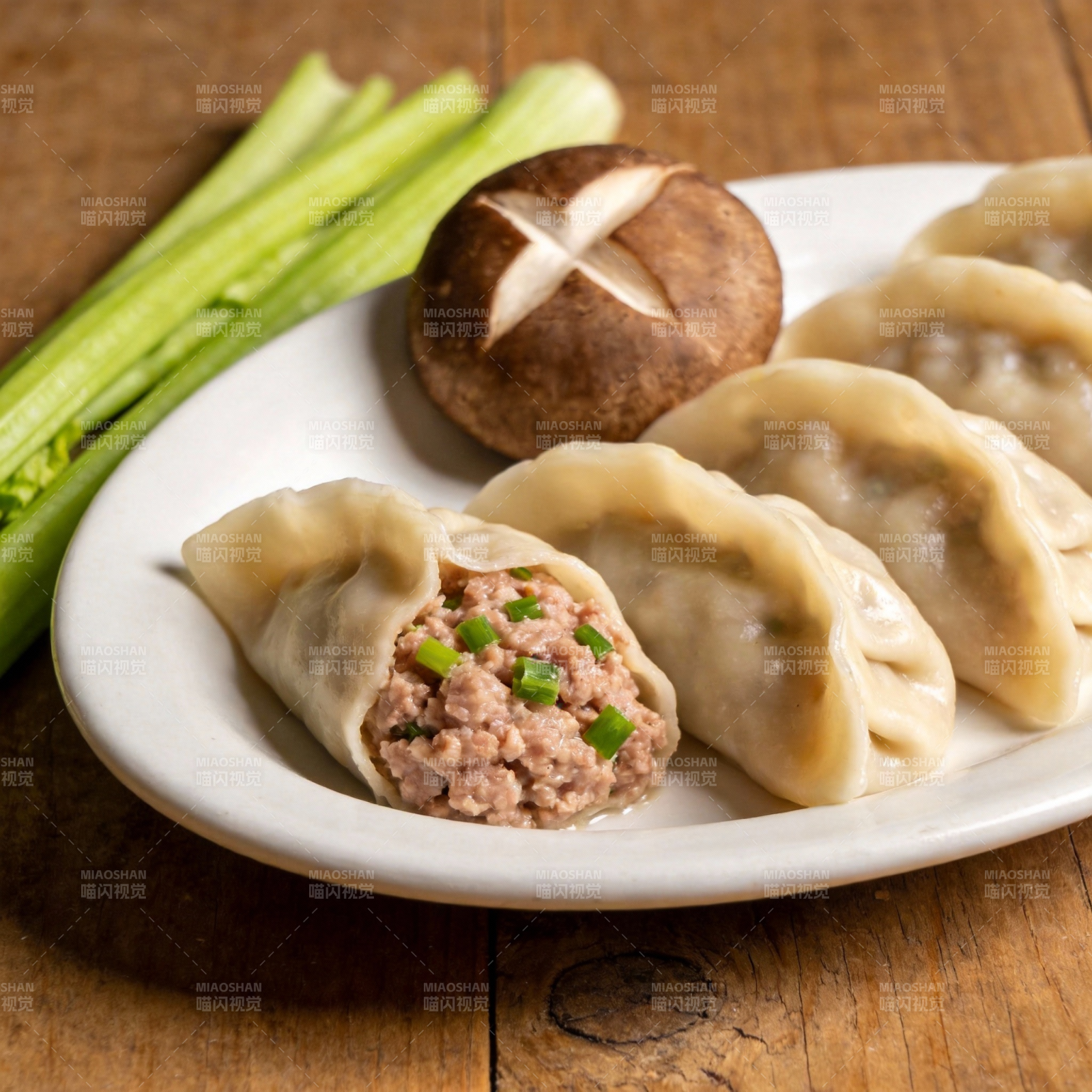 鲜肉馅饺子配蔬菜图片