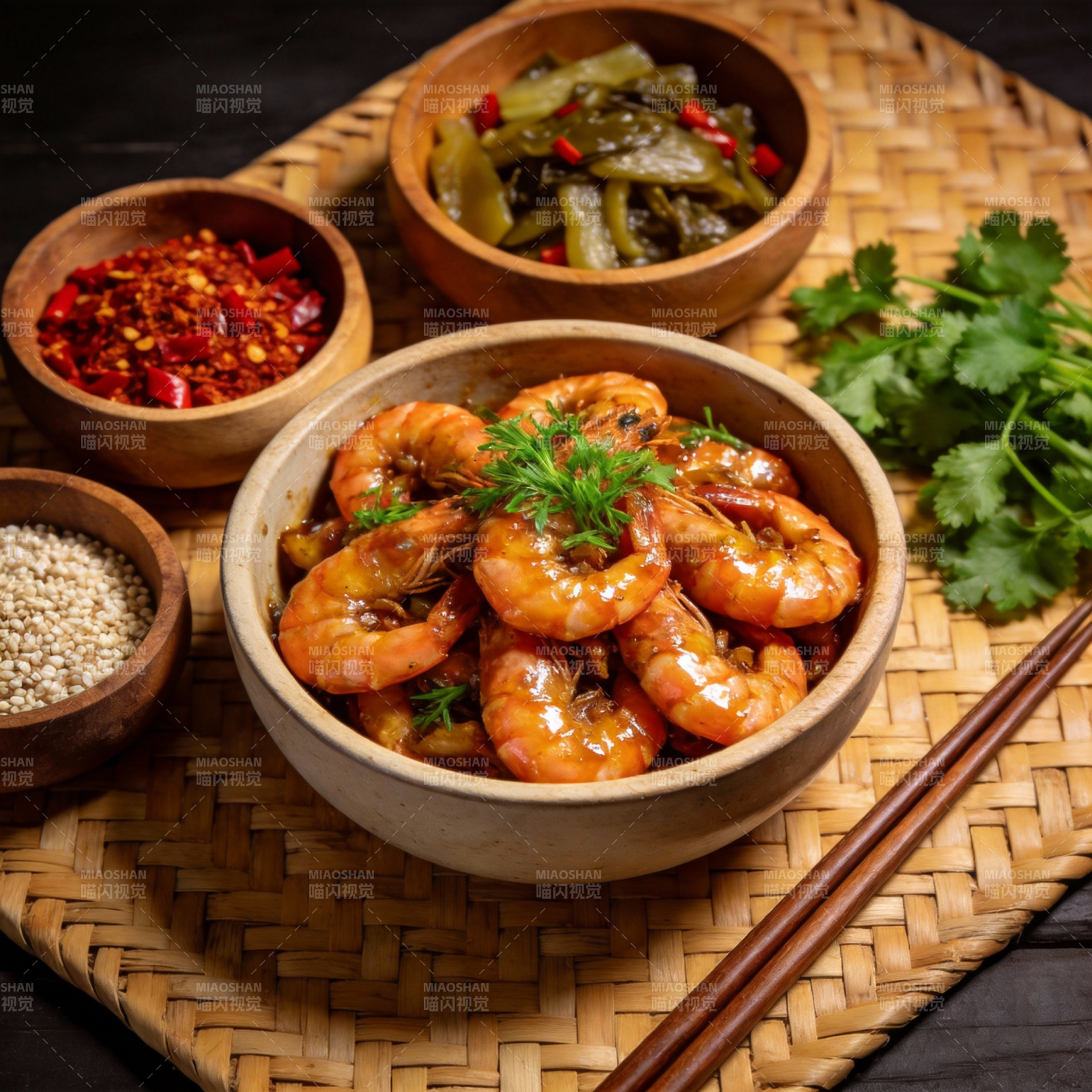 香辣虾仁配小菜图片