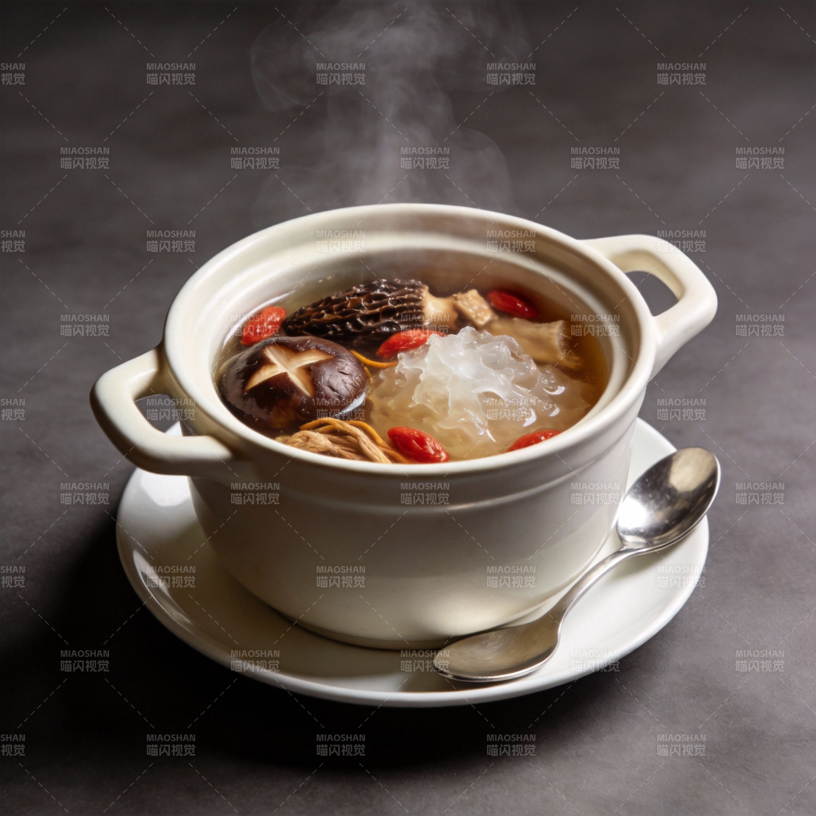 热气腾腾的养生汤图片