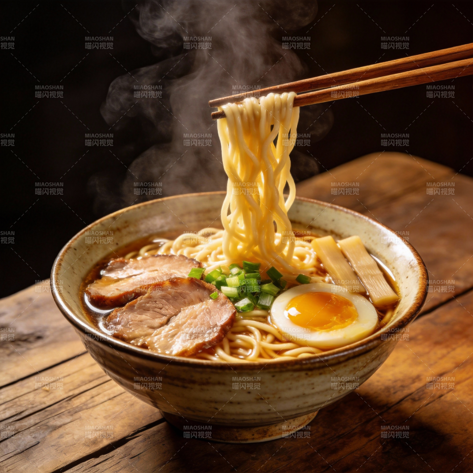 热腾腾的拉面图片