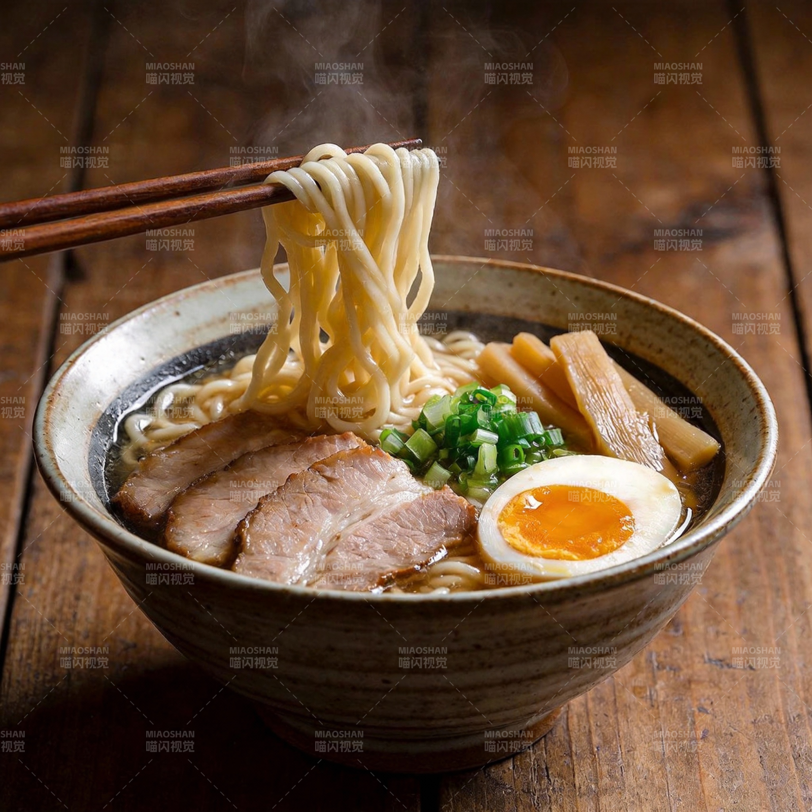 热腾腾的拉面图片