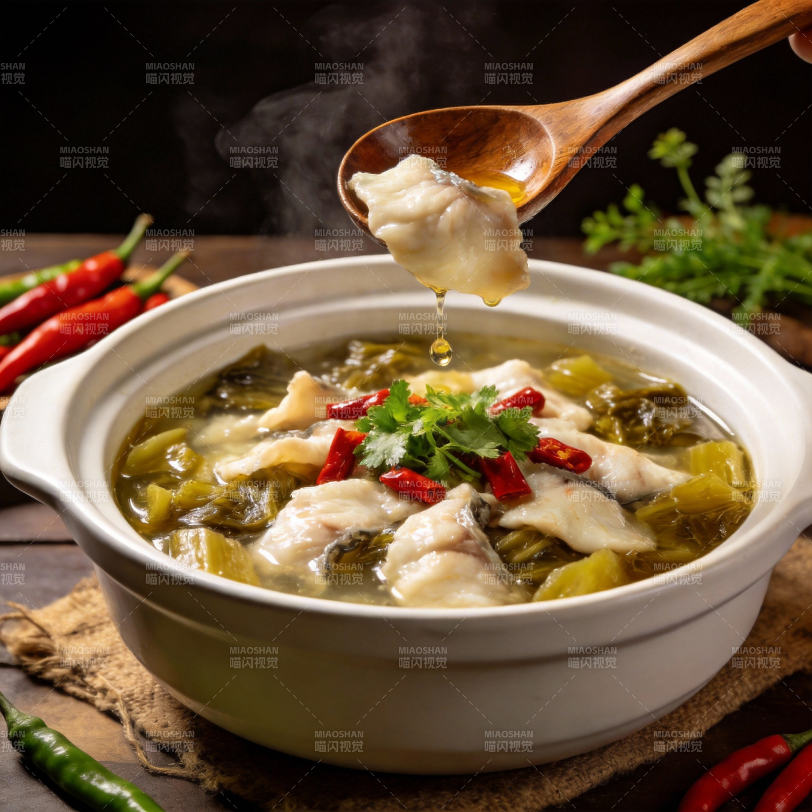 酸菜鱼汤热腾腾图片