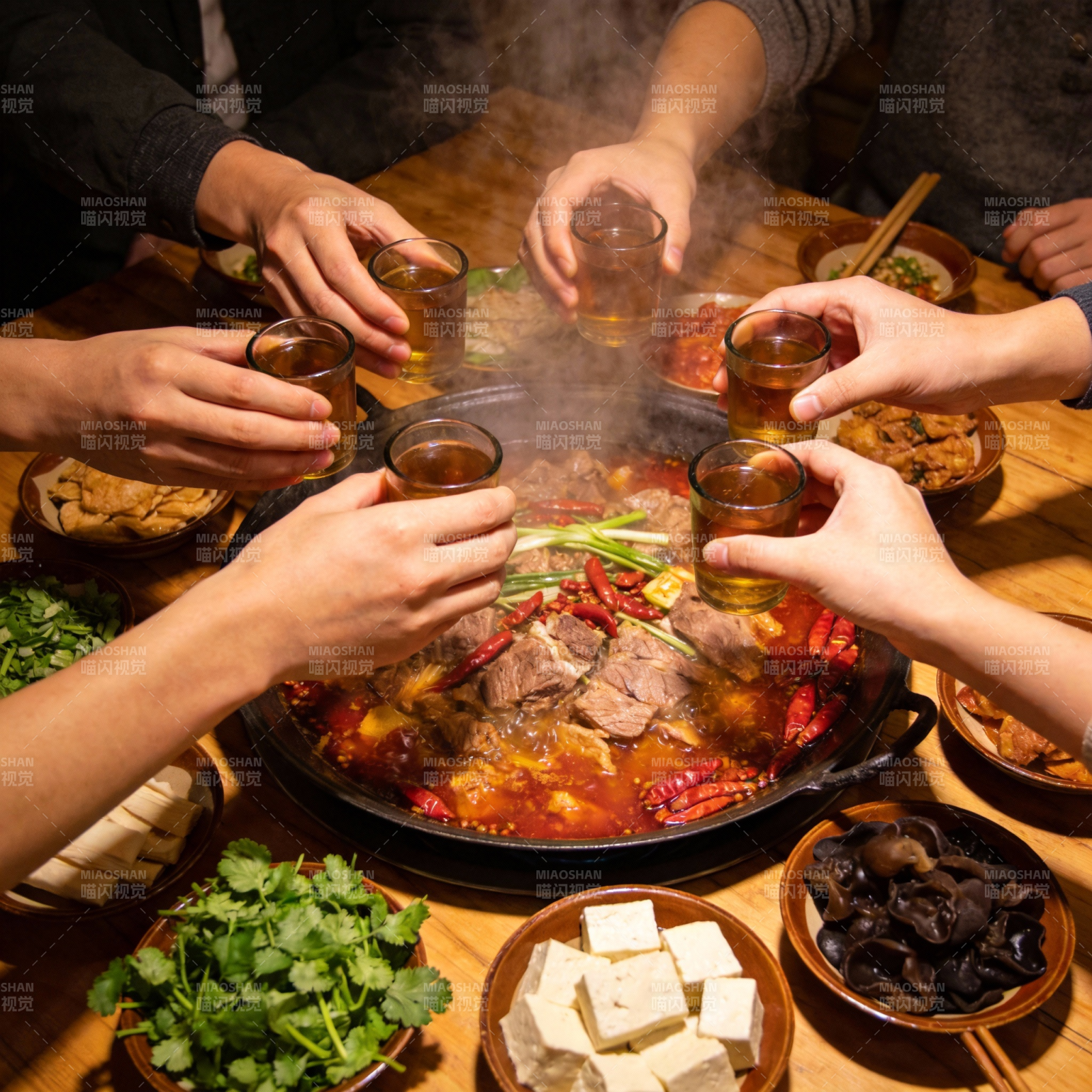 围炉共饮 热辣火锅图片