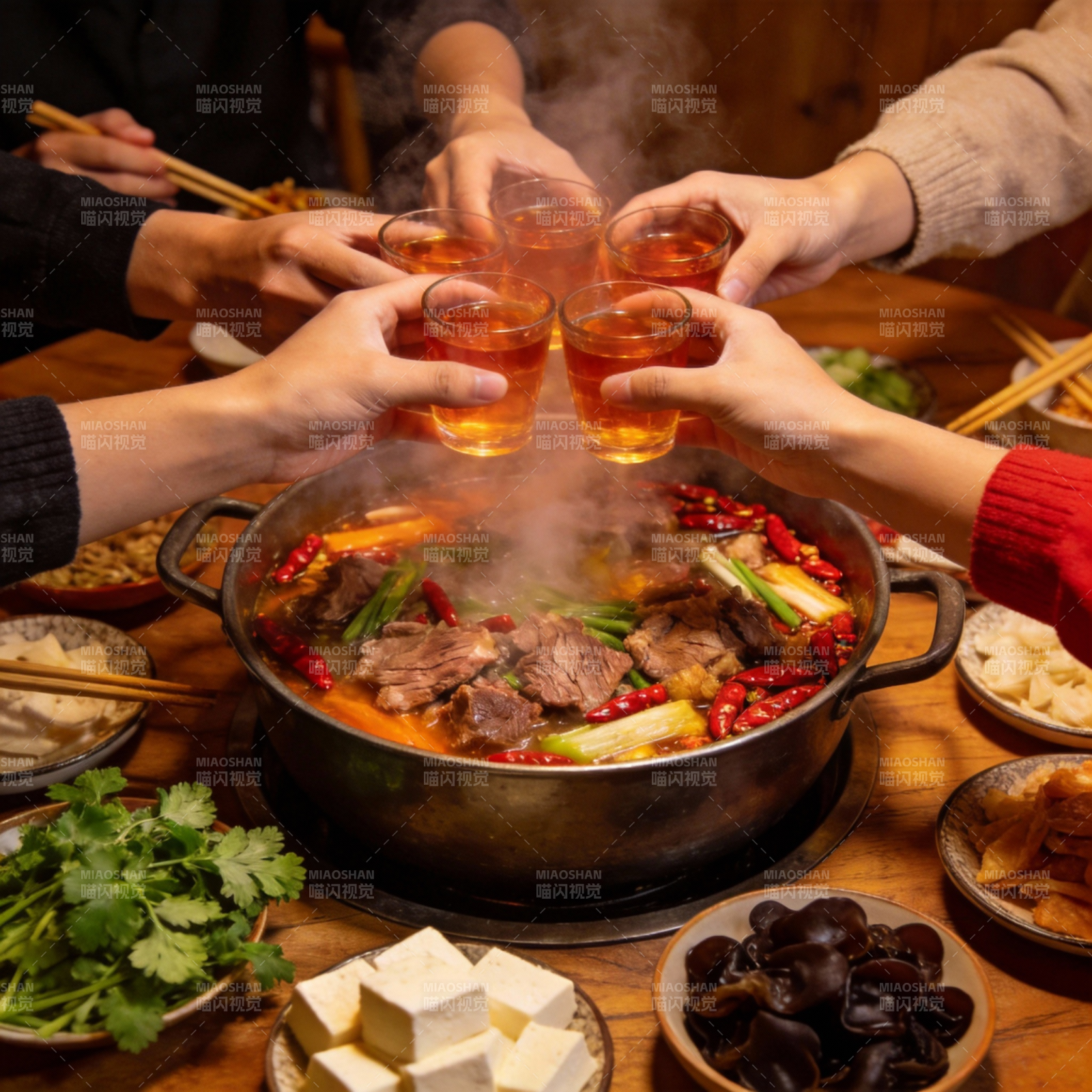 围炉共饮火锅宴图片