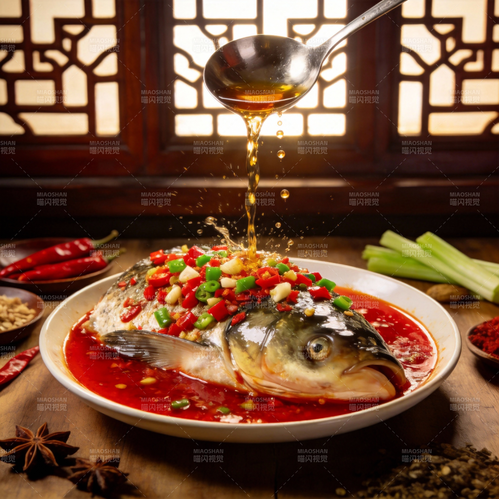 热油浇鱼 鲜香四溢图片