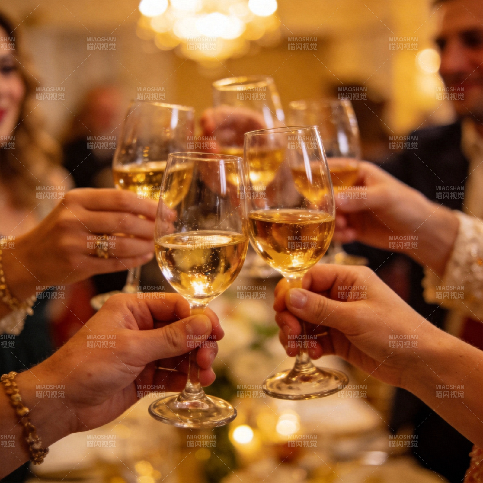 举杯共庆 欢聚时刻图片