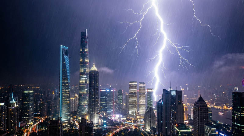 雷电照亮城市夜景图片