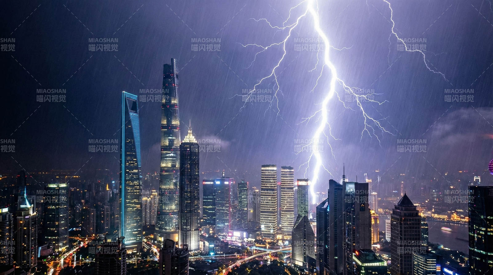 雷电照亮城市夜景图片
