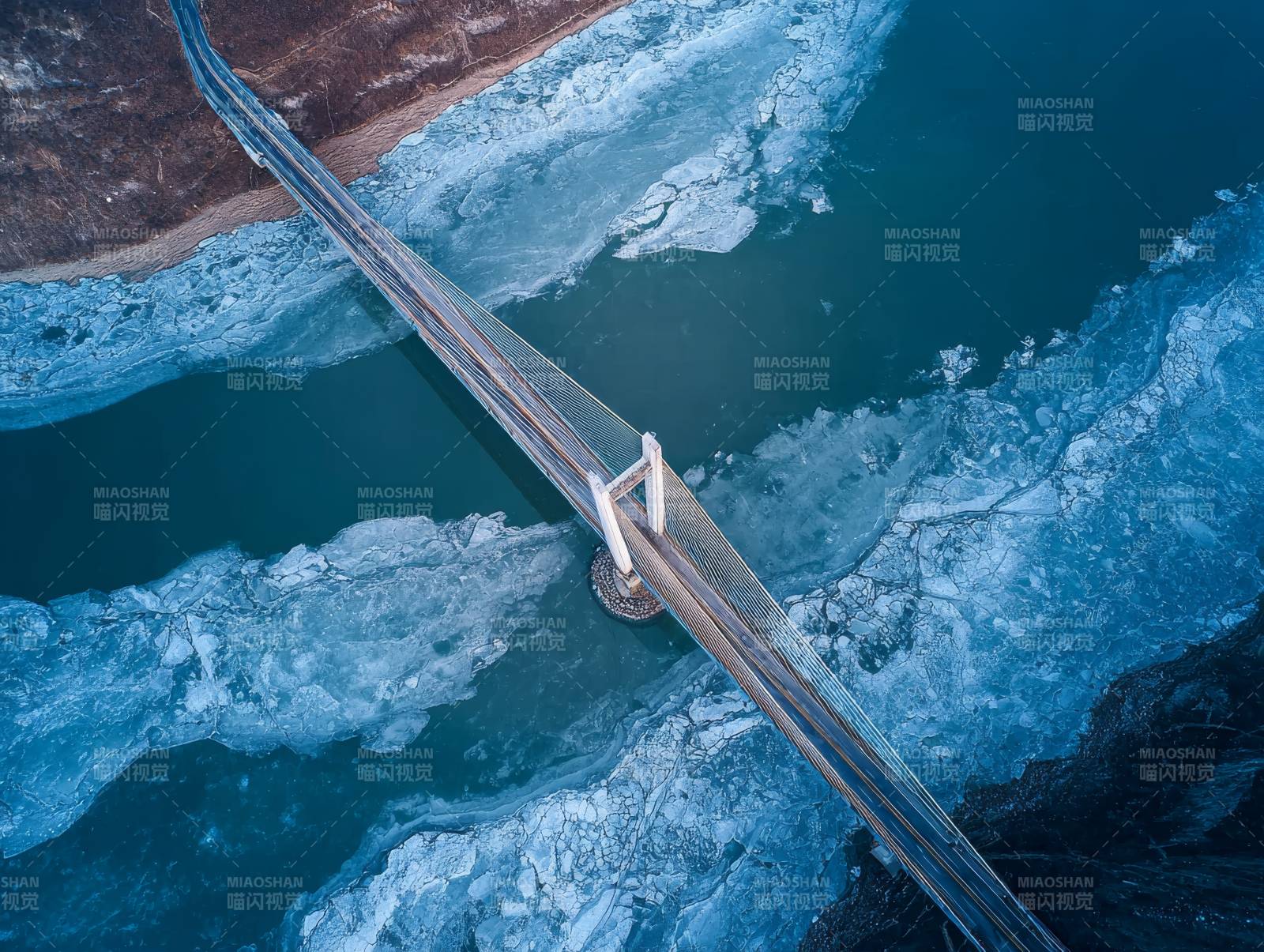 冰河上的桥梁图片
