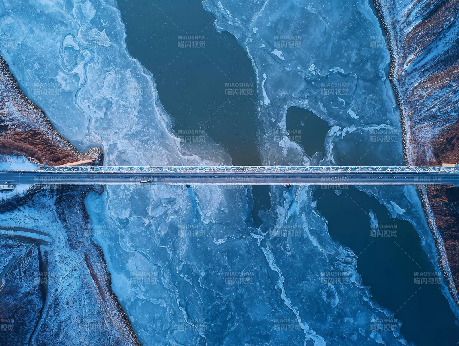 冰湖上的桥图片