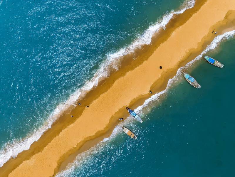 沙滩上的小船图片