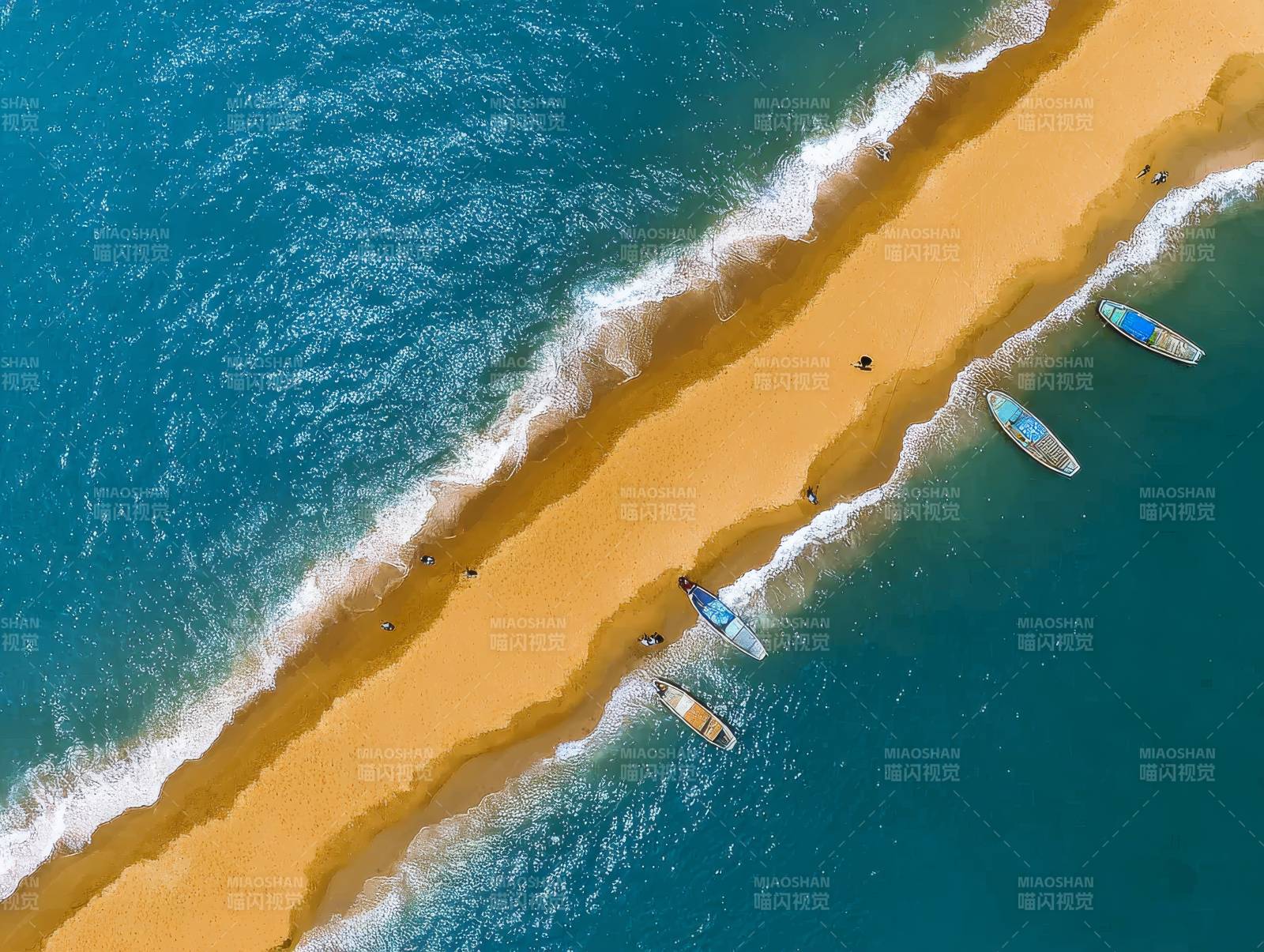 沙滩上的小船图片