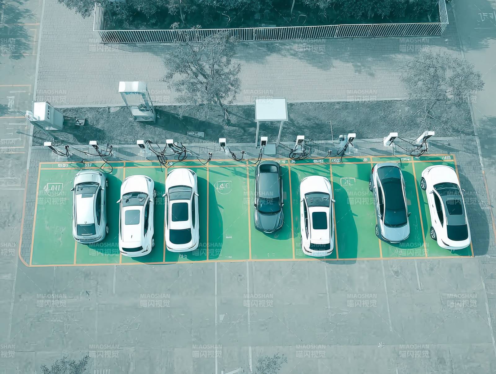 电动汽车充电站图片