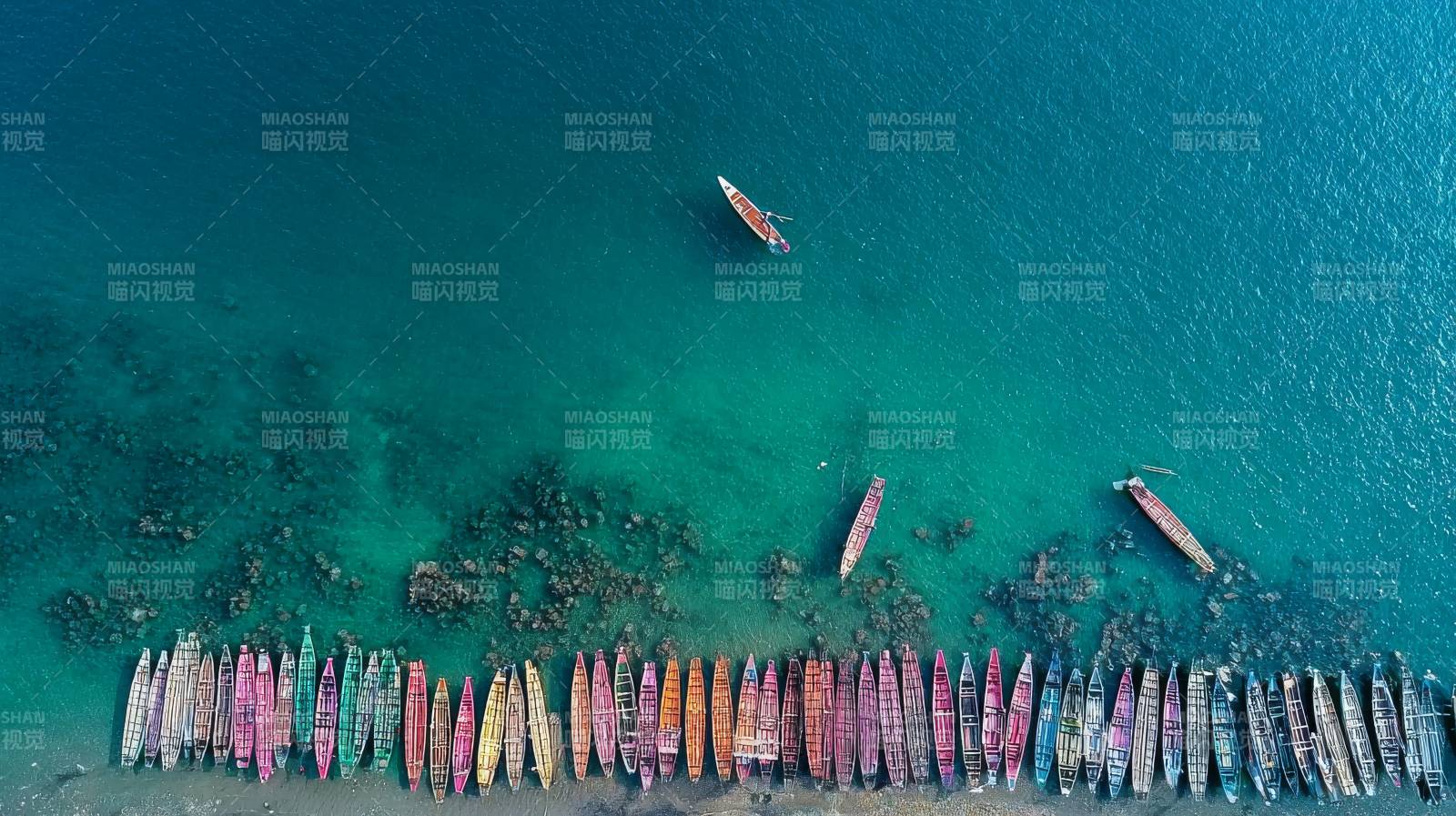 彩舟静泊碧海中图片