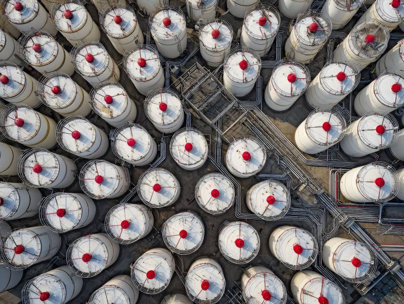 储油罐阵列俯瞰图片