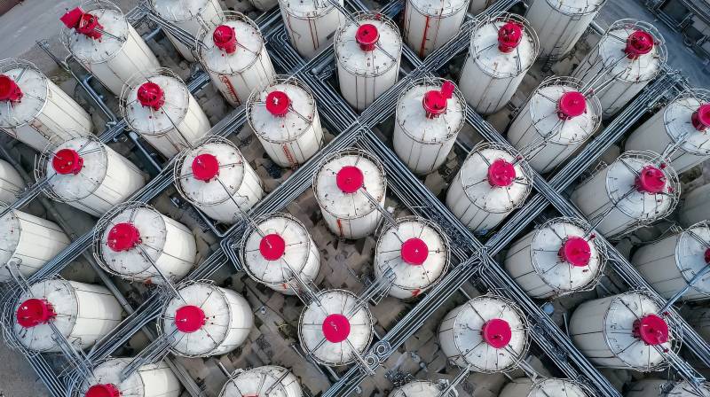 整齐排列的储罐群图片