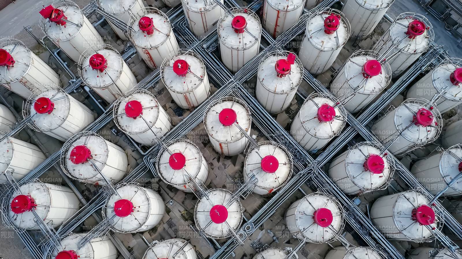 整齐排列的储罐群图片