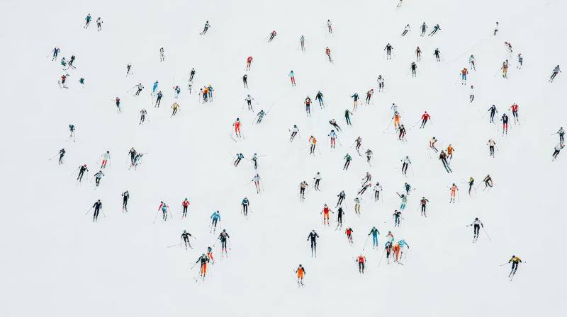 雪地人群俯瞰图图片