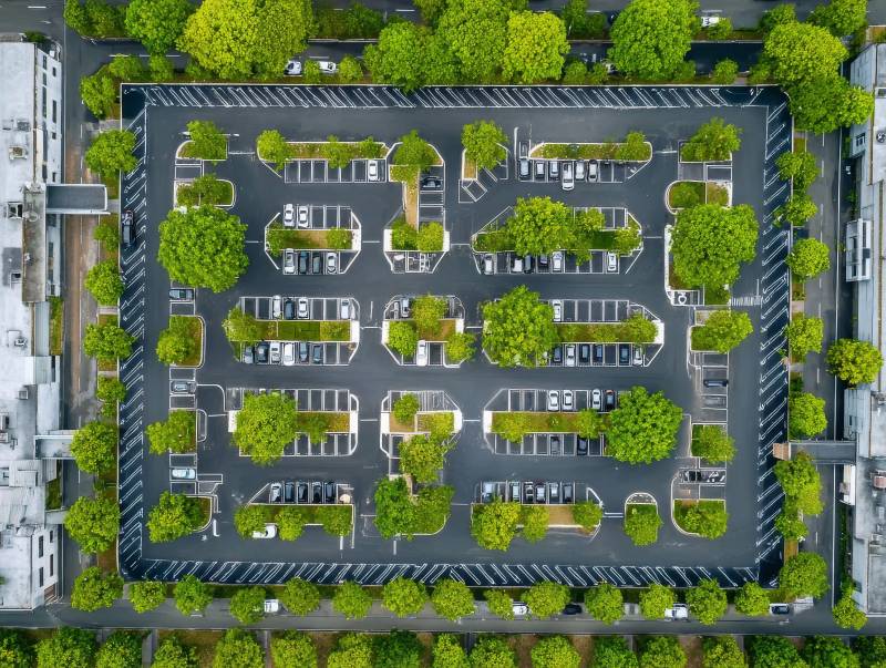 俯瞰绿树环绕停车场图片