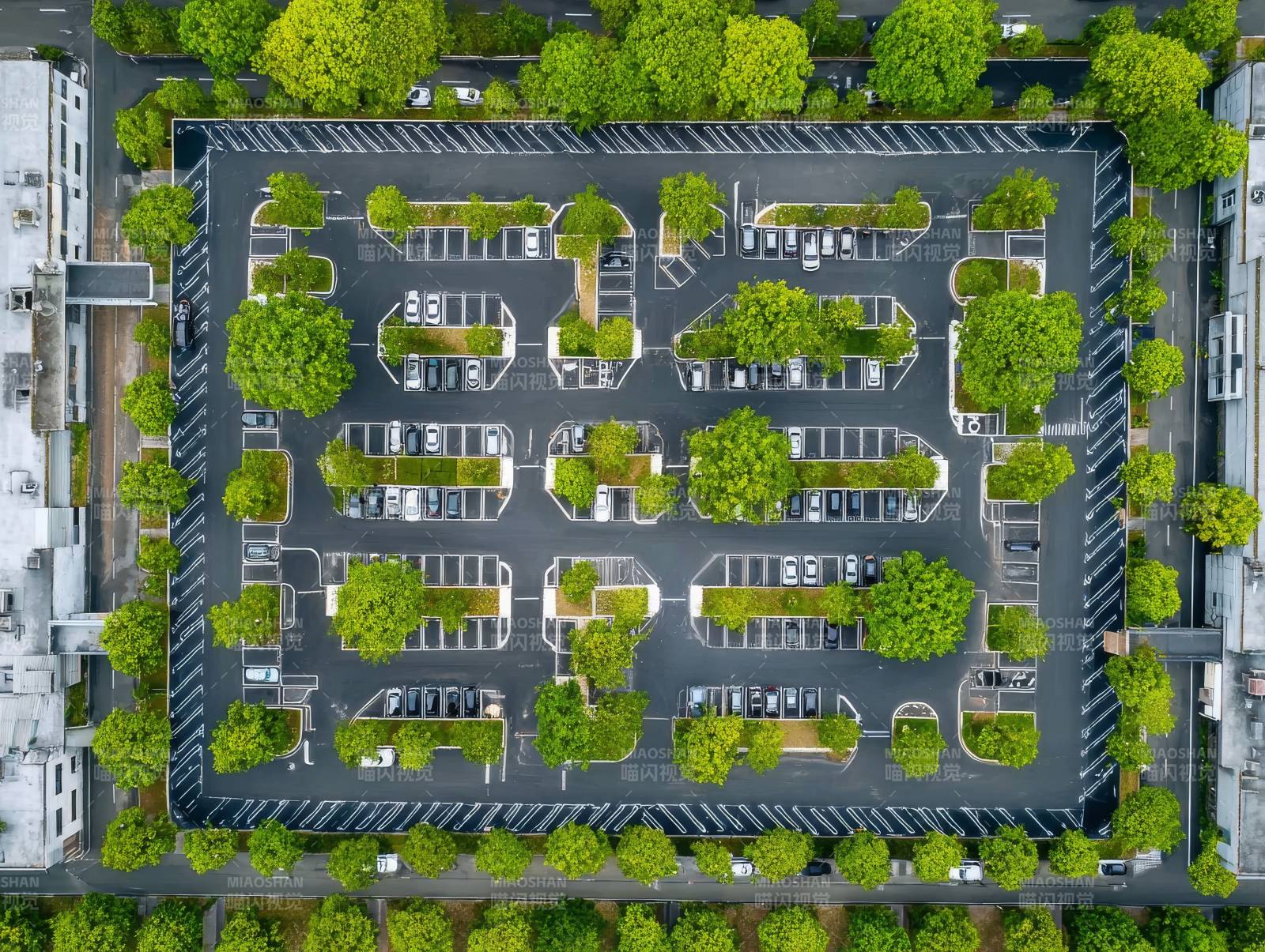 俯瞰绿树环绕停车场图片