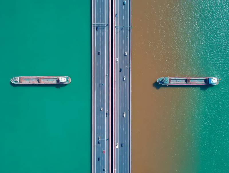 双色江河上的桥与船图片