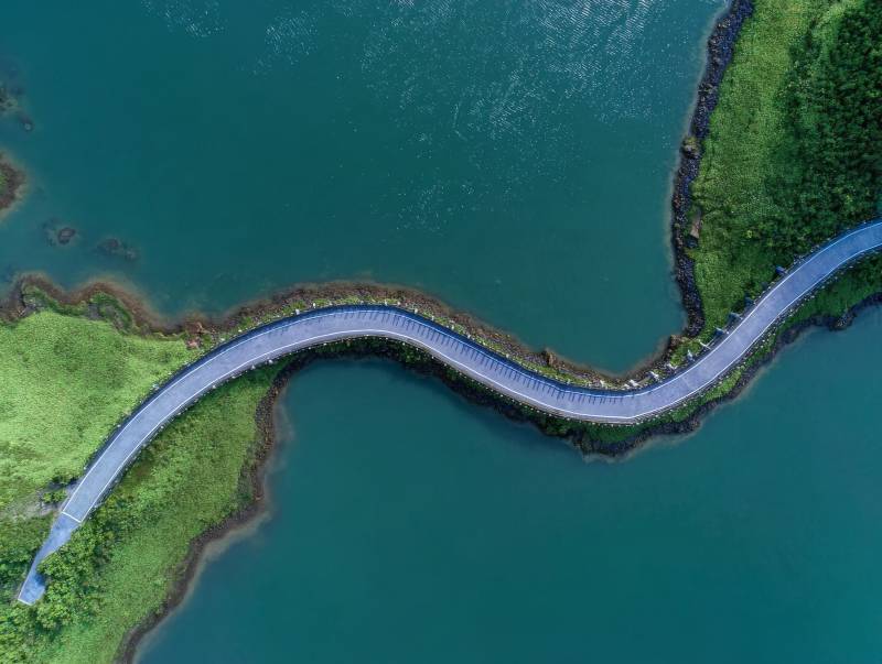 碧水蜿蜒桥影图片