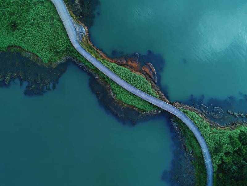 碧水绿岸绕行道图片